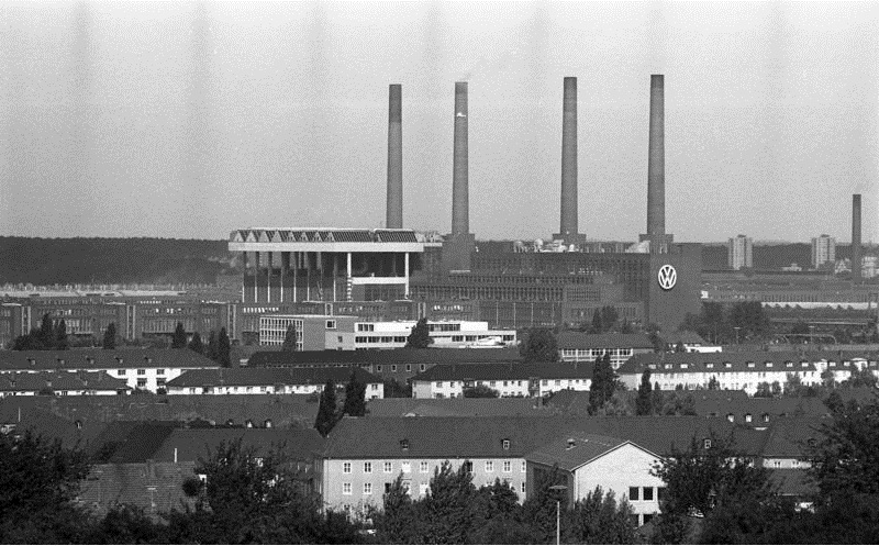 Bundesarchiv_B_145_Bild-F040728-0021,_Wolfsburg,_VW_Autowerk.jpg